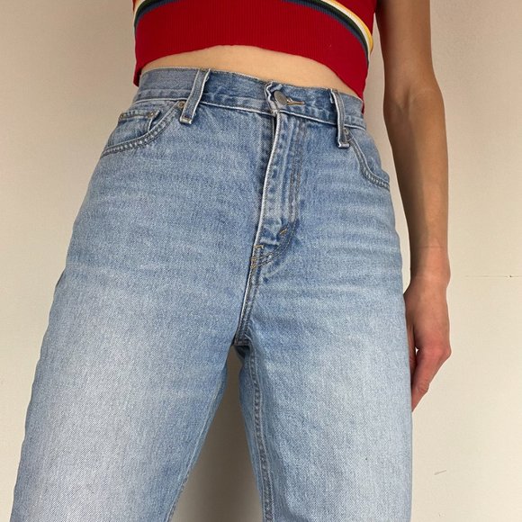 Levi’s Mom Jeans - Waist 26 - High Rise - Medium/Light Wash - Picture 4 of 6